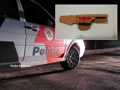 Homem tenta assaltar farmácia com arma de papelão e acaba preso