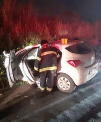 Casal morre carbonizado após batida entre carros na região