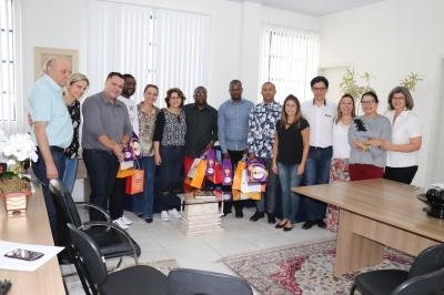 Professores angolanos concluem formação e recebem certificados da Prefeitura e Unimar