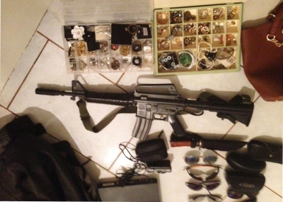 Força Tática apreende drogas, réplica de fuzil e recupera joias e objetos de assalto