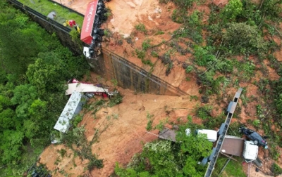 Chuva dificulta resgate na BR-376; estrada pode desabar, diz Defesa Civil
