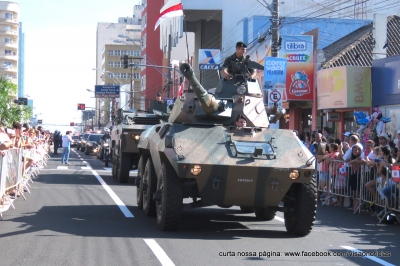Desfile de aniversário leva 8 mil à Sampaio Vidal