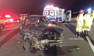 Acidente entre carro e caminhão mata uma pessoa na SP-294