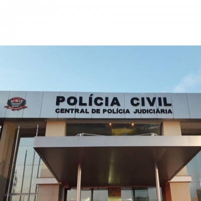 Adolescentes tentam roubar BMW com arma de brinquedo e são detidos pela polícia