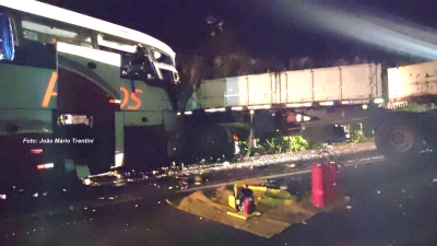 Grave acidente entre ônibus e caminhão deixa sete mortos e 31 feridos