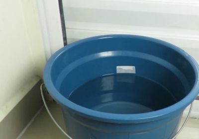 Menina de 11 meses que se afagou em balde com água segue internada na UTI