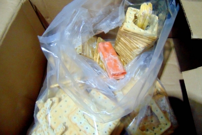 Agentes flagram droga k4 em pacote de bolacha enviado por irmã de preso 