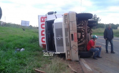 Caminhão tomba após colidir com carro