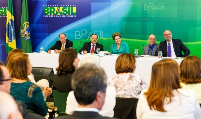 Dilma diz que não renuncia e faz longo desabafo sobre Lula