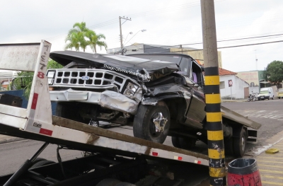 Caminhão sem freio destrói móveis de madeira na zona norte