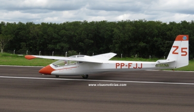 Exposição de planadores no Marília Shopping 