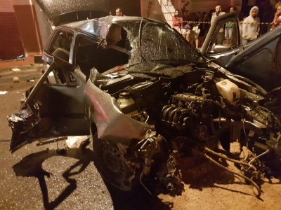 Jovem morre após carro bater em poste e atingir muro