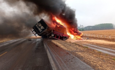 Casal e bebê de 10 meses morrem carbonizados em acidente entre carretas