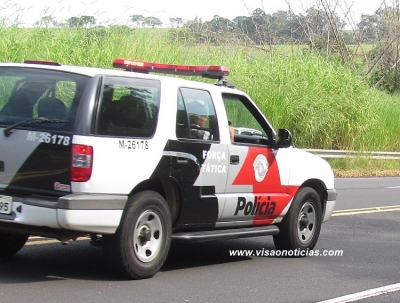Bandidos armados assaltam caminhão de bebidas