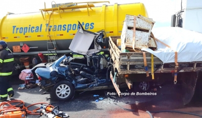 Engavetamento na rodovia do Contorno envolve carros e caminhões