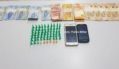 Homem abandona drogas pela rua para tentar escapar da prisão