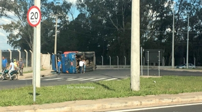 Caminhão tomba no perímetro urbano da BR-153