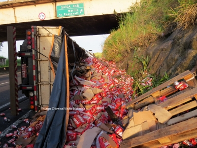 Carreta carregada com 20 toneladas de cerveja tomba na SP-294