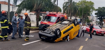 Veículo dos Correios capota em pleno centro de Marília