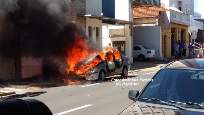 Flagrante: internautas registram incêndio em carro no centro de Marília