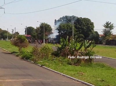 Casa pega fogo ao lado de base da PM na zona norte