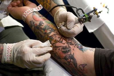 Brasileiros criam caderno para tatuadores com páginas de pele sintética