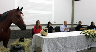 Profissionais e alunos debatem técnicas no 8º Simpósio realizado pelo curso de Medicina Veterinária