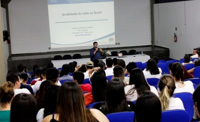Medicina Veterinária recebe egresso em primeira palestra do segundo semestre