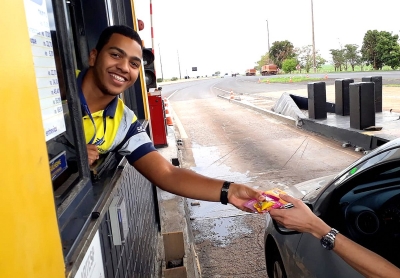 Entrevias distribui 2 mil biscoitos nas rodovias em alerta ao câncer de mama