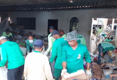 Mais de 20 caminhões de lixo são retirados de casa de idoso acumulador