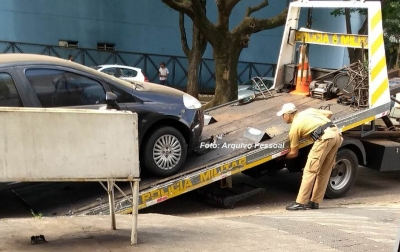 Polícia localiza carro utilizado na fuga de homem acusado de matar ex-mulher a facadas