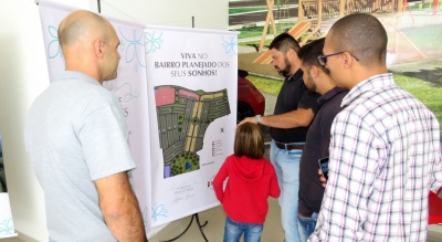 Sucesso de vendas: compradores recebem contratos do residencial Parque das Flores