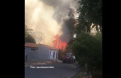 Incêndio de grandes proporções ameaça casas e moradores em Oriente