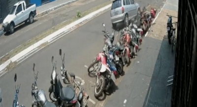 Motorista perde controle e carro atinge várias motos estacionadas