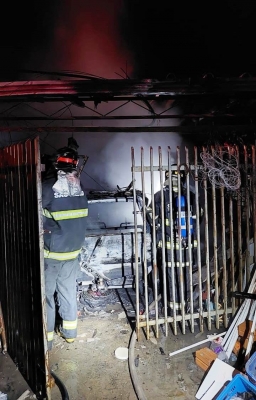 Carro é destruído em incêndio na Vila Barros, em Marília