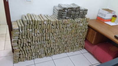 Polícia apreende carreta recheada com maconha