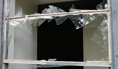 Criminosos arrombam janela e furtam tradicional loja de calçados no centro de Marília