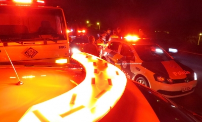 Kombi de Prefeitura atropela vacas na SP-333, em Marília. Passageira morre 