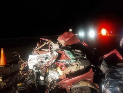 Motorista morre em grave acidente após carro bater em caminhão na BR-153 