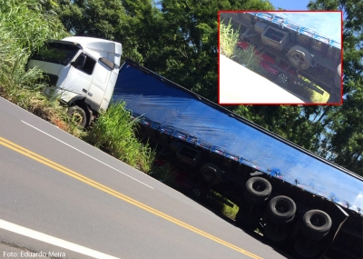Carreta cai em vala e prensa carro na SP-333