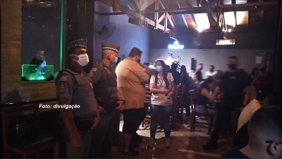 Vigilância e PM fazem ação conjunta para coibir aglomerações em bares e restaurantes em Marília