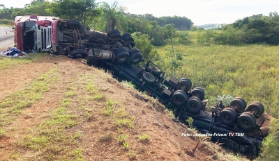 Carreta tanque tomba em rotovia e causa vazamento de combustível