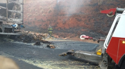 Duas pessoas morrem carbonizadas em grave acidente envolvendo caminhão e carreta 