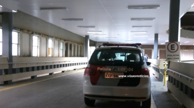 Homem que ameaçou família e policiais com uma faca segue internado na UTI