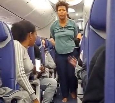 Passageira é presa após tentar abrir porta de avião em pleno voo e diz: 
