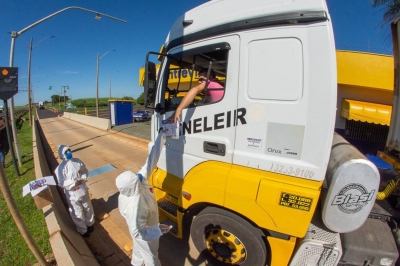 Entrevias distribui kits de higiene com álcool em gel a caminhoneiros