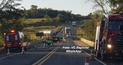Acidente com carreta tanque interdita a BR-153. Veículo quase caiu no rio