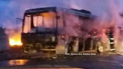 Ônibus pega fogo e incêndio pode ter sido criminoso