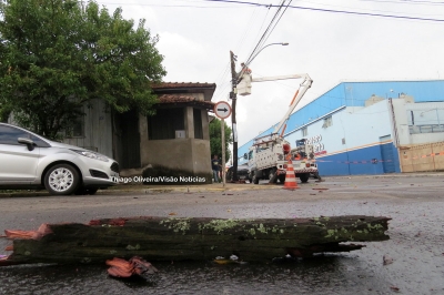 Raio explode poste na zona norte. Casas e veículos foram atingidos