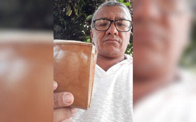 Cortador de cana acha carteira com R$ 8 mil em banco de praça e devolve ao dono